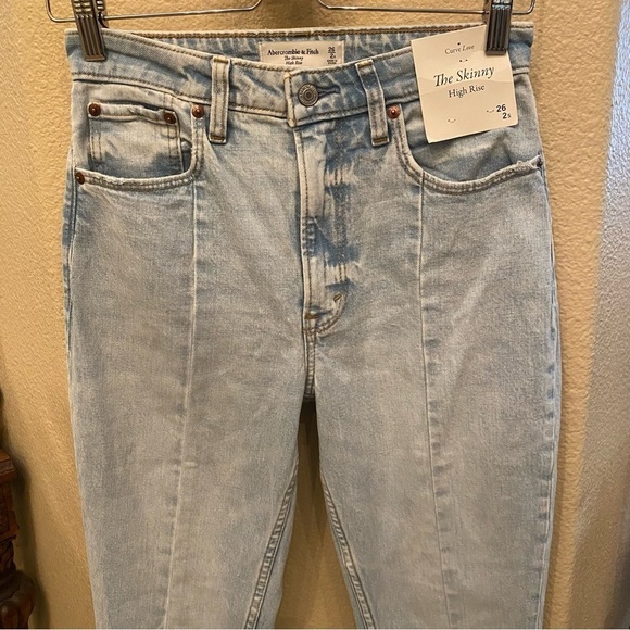 NWT~ABERCROMBIE & FITCH Light Blue The Skinny High Rise Curve Love Jeans Size 2S - Picture 2 of 9